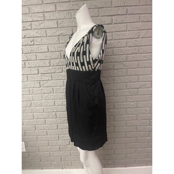 BCBGeneration Women Black & White V-Neck Sleeveless Cut-Out Dress Size 10 - Picture 5 of 10